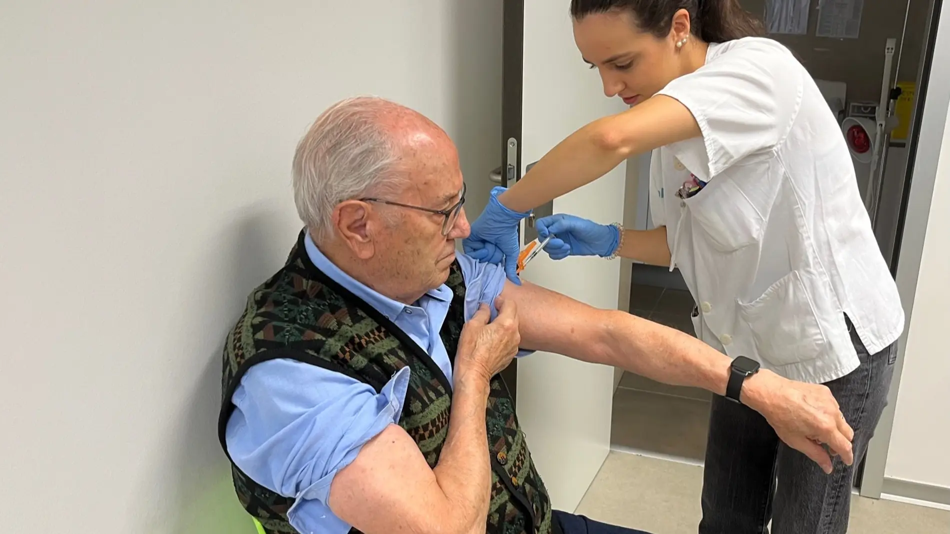 Comienza la vacunación para mayores de 85 años y cuidadores Comienza la vacunación para mayores de 85 años y cuidadores