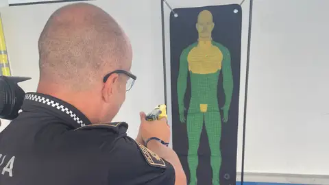 Un agente de la Policía de Elche con una pistolas táser. Un agente de la Policía de Elche con una pistolas táser.