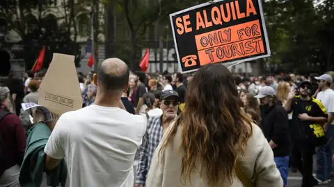 Varias personas durante una manifestación para denunciar el precio de los alquileres. Varias personas durante una manifestación para denunciar el precio de los alquileres.