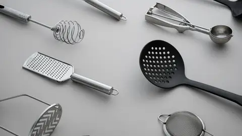 Mezcla de utensilios de cocina de acero inoxidable y de plástico negro Mezcla de utensilios de cocina de acero inoxidable y de plástico negro