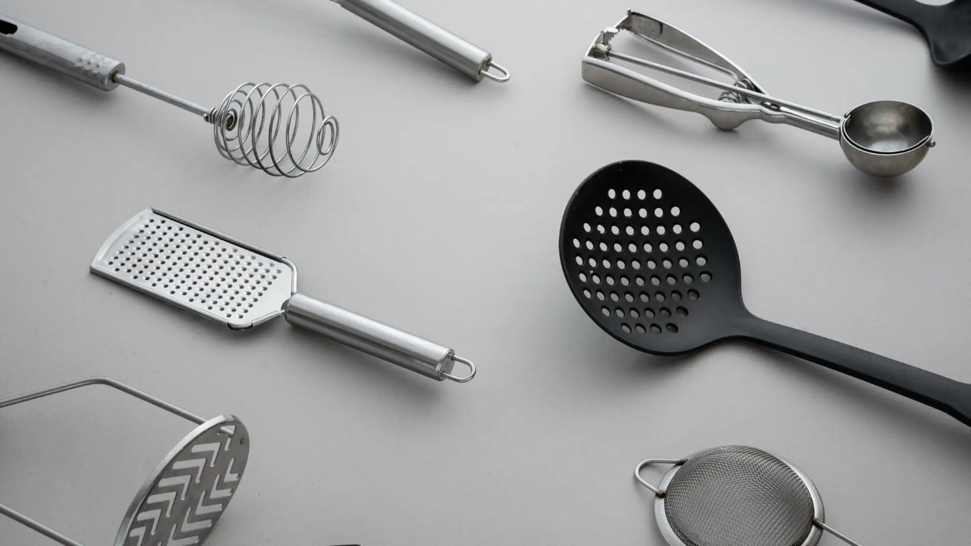 Mezcla de utensilios de cocina de acero inoxidable y de plástico negro Mezcla de utensilios de cocina de acero inoxidable y de plástico negro