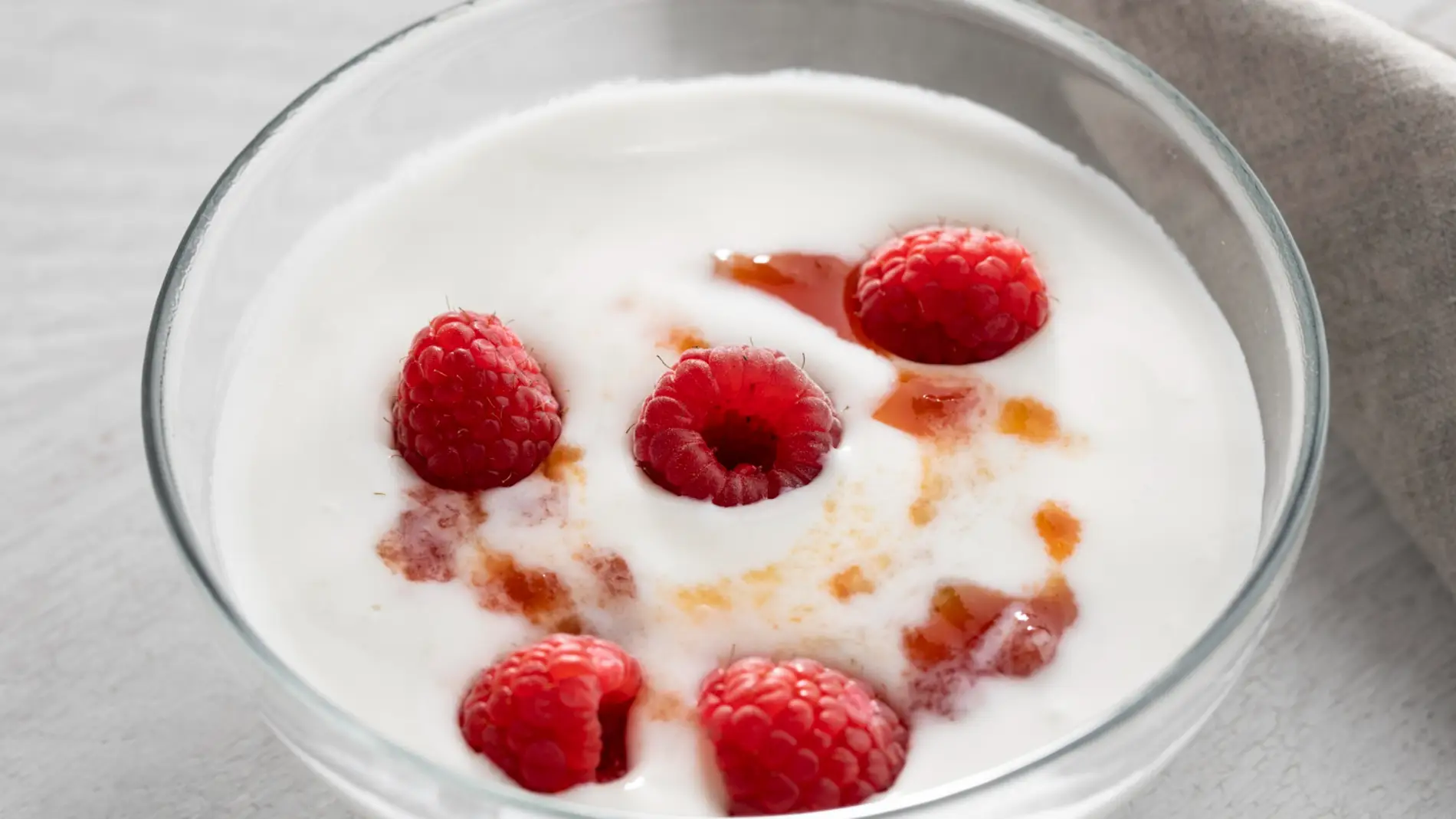 Bol de yogur blanco con frambuesas Bol de yogur blanco con frambuesas