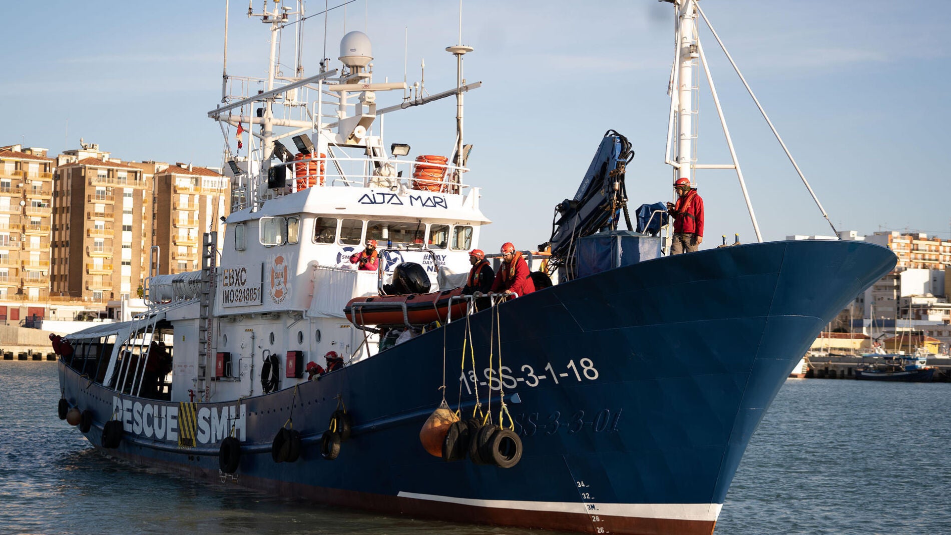 La embarcación Aita Mari se querellará con el concejal de VOX por llamarles "barcos negreros"