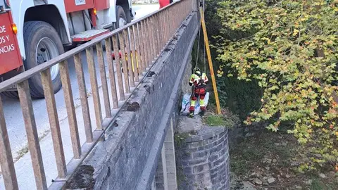 Bomberos de Cantabria rescatan a un perro atrapado en una pilastra del puente de Las Caldas del Besaya Bomberos del 112 Cantabria rescatan a un perro atrapado en una pilastra del puente de Las Caldas del Besaya