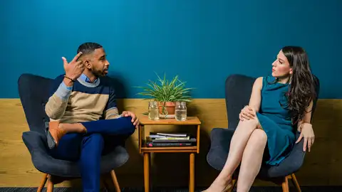 conversación La ciencia dice que las personas con alta inteligencia emocional usan esta palabra para ser más persuasivas