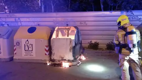 En los últimos meses los bomberos han atendido en Huesca varios incidentes por la quema de contenedores. En los últimos meses los bomberos han atendido en Huesca varios incidentes por la quema de contenedores.