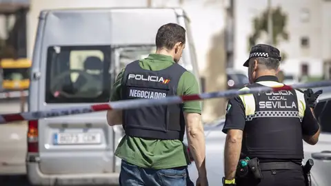 Efectivos de la Policía Nacional en una operación en las Tres Mil Viviendas. Imagen de archivo Efectivos de la Policía Nacional en una operación en las Tres Mil Viviendas. Imagen de archivo