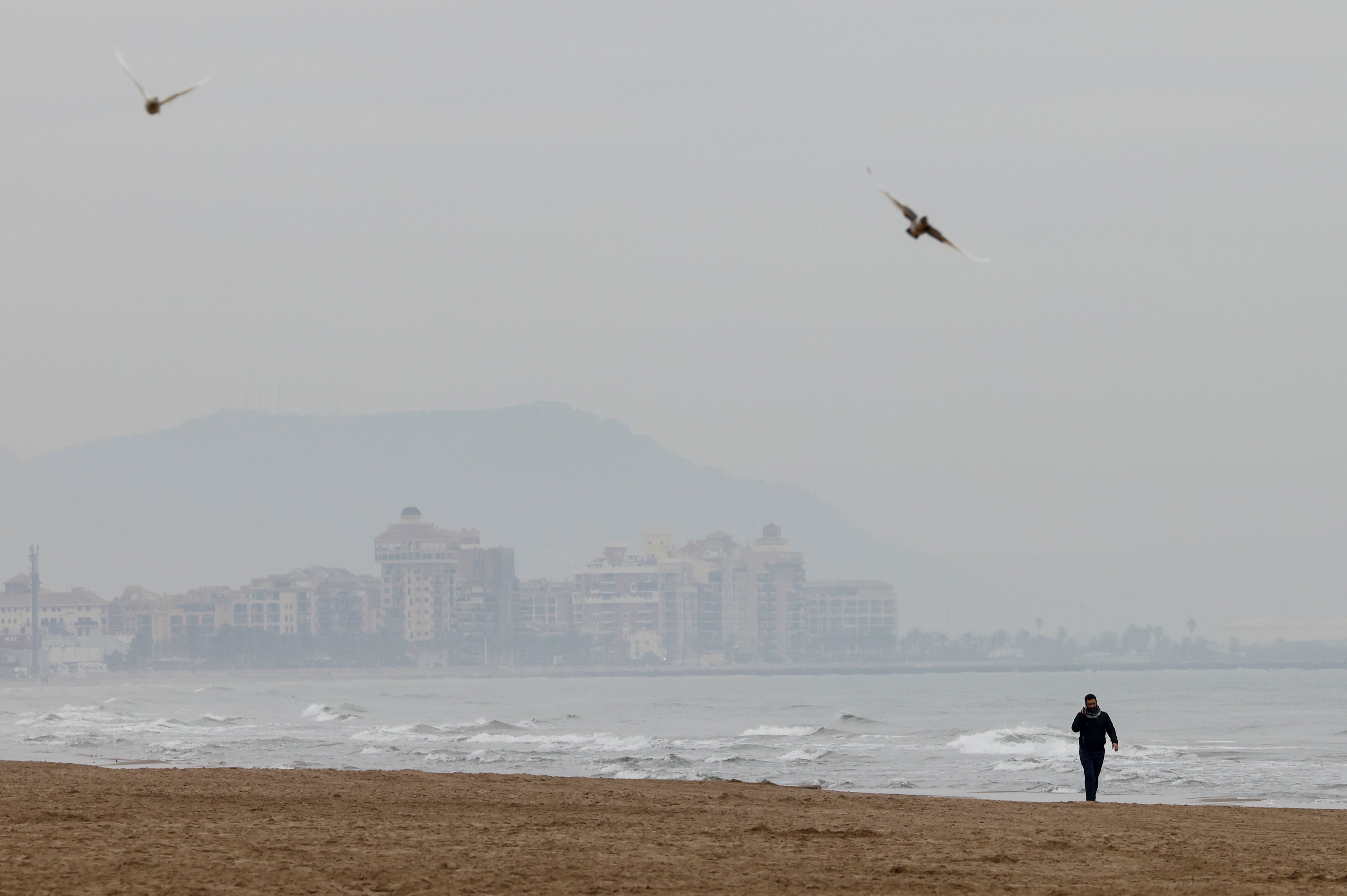La semana arranca en la Comunitat con nubes, y posibles lluvias en el interior La semana arranca en la Comunitat con nubes, y posibles lluvias en el interior
