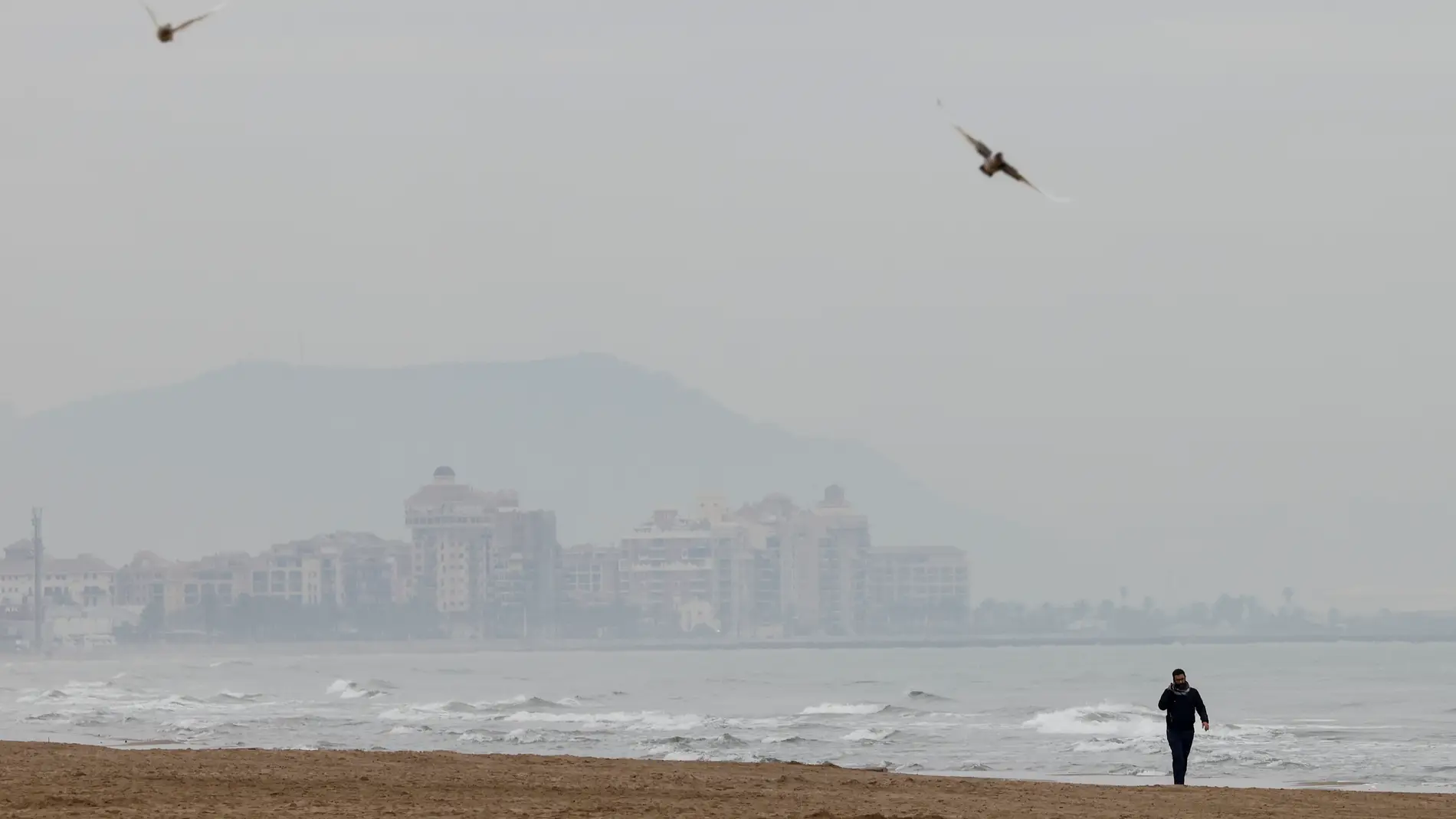 Imagen de archivo de una persona paseando por la playa . Imagen de archivo de una persona paseando por la playa .