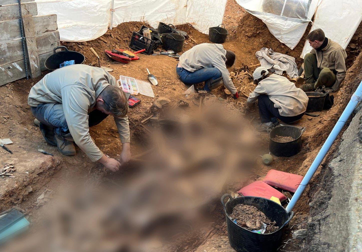 El ayuntamiento de Segura de León coordina los trabajos de exhumación de unos 80 represaliados en la Guerra Civil y Dictadura El ayuntamiento de Segura de León coordina los trabajos de exhumación de unos 80 represaliados en la Guerra Civil y Dictadura