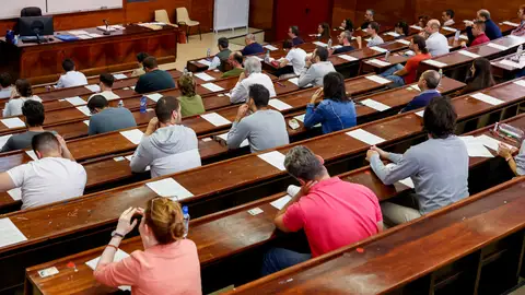 Un grupo de personas se prepara para realizar un examen de oposición Un grupo de personas se prepara para realizar un examen de oposición