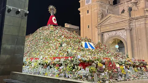 La estructura con las flores seguirá expuesta durante unos días La estructura con las flores seguirá expuesta durante unos días