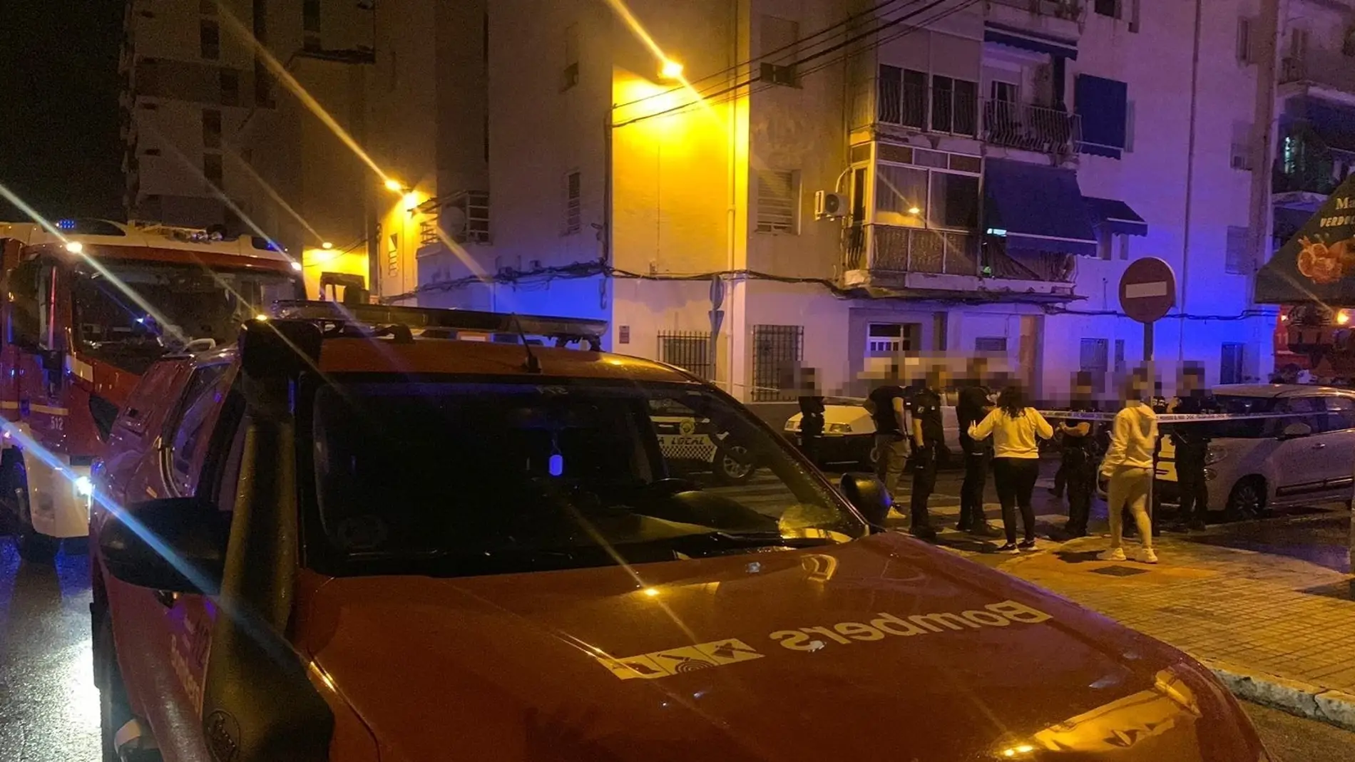 Vehículos de bomberos y vecinos en la calle en el barrio de San Antón de Elche durante el incendio. Vehículos de bomberos y vecinos en la calle en el barrio de San Antón de Elche durante el incendio.