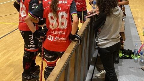 Las jugadoras del Telecable en un tiempo muerto en un amistoso de pretemporada