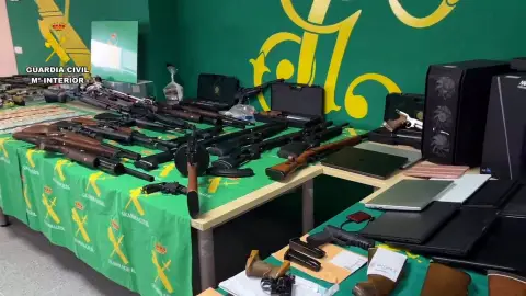 Tres detenidos y ocho investigados de una organización asentada en Cáceres con más de 80 armas y munición Tres detenidos y ocho investigados de una organización asentada en Cáceres con más de 80 armas y munición