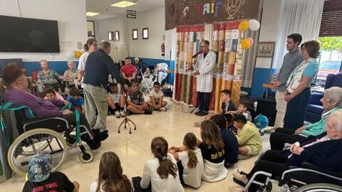 Alumnos de quinto de primaria en la residencia Vicente Vilar Morell&aacute;.