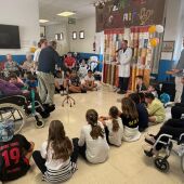 Alumnos de quinto de primaria en la residencia Vicente Vilar Morellá.