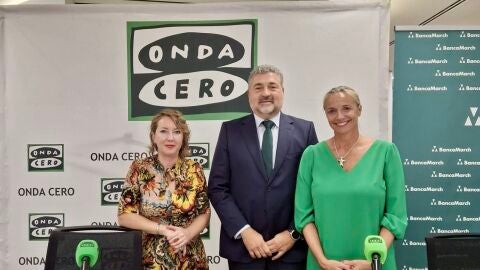 La periodista de Onda Cero Elka Dimitrova junto a Rafael Ferragut, director de la Unidad de Hoteles y Turismo de Banca March, y Mar&iacute;a Frontera, presidenta de la Federaci&oacute;n Empresarial Hotelera de Mallorca 