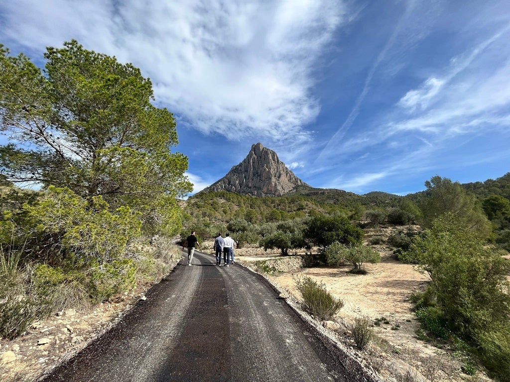 Finestrat continúa con el plan de mejora de caminos rurales públicos con nuevo asfaltado Finestrat continúa con el plan de mejora de caminos rurales públicos con nuevo asfaltado