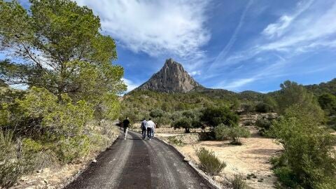 Finestrat continúa con el plan de mejora de caminos rurales públicos con nuevo asfaltado en un camino en la ladera del Puig Campana