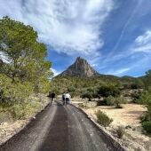 Finestrat continúa con el plan de mejora de caminos rurales públicos con nuevo asfaltado en un camino en la ladera del Puig Campana