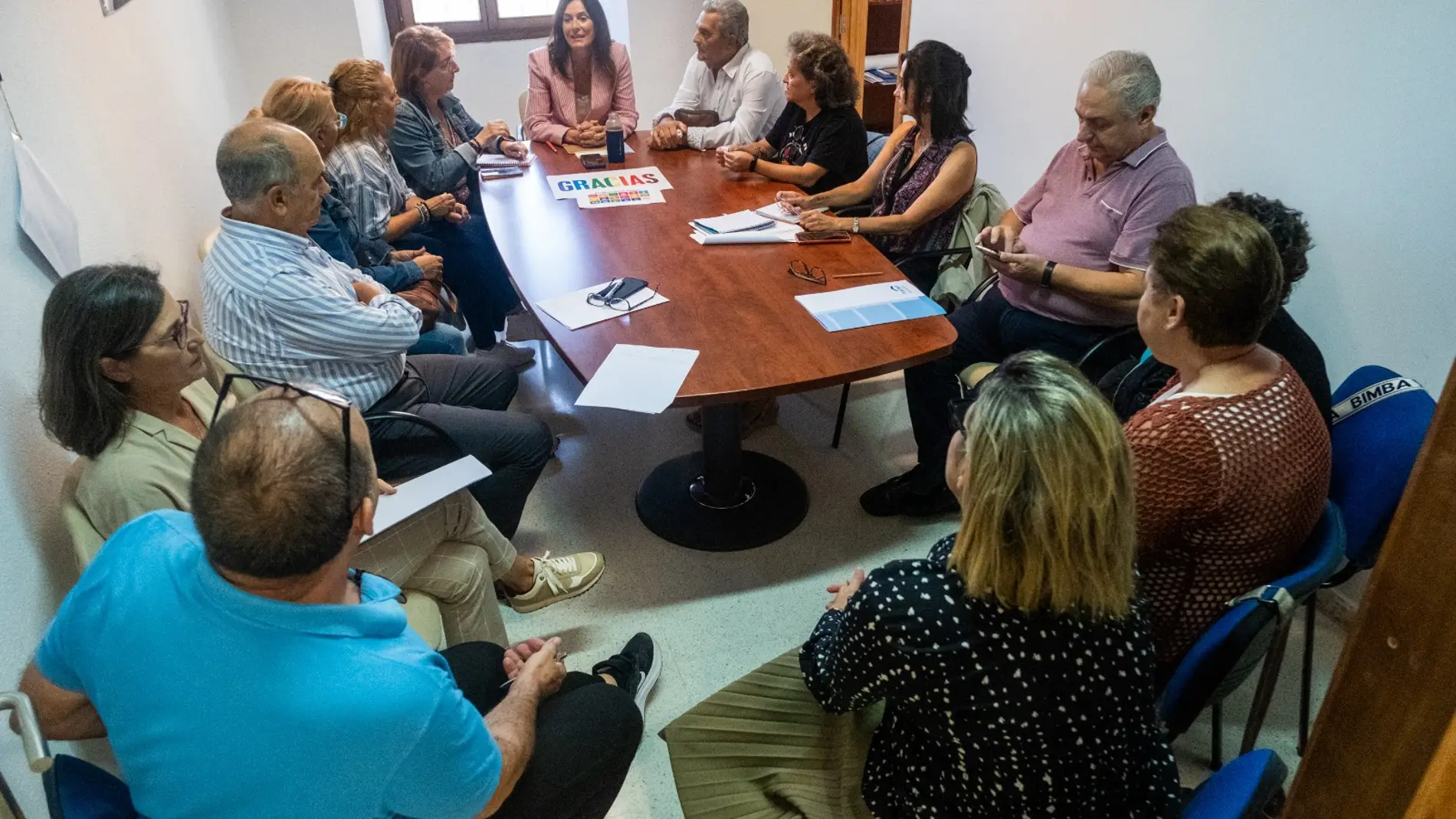 Reunión entre vecinos y Ayuntamiento de Cádiz Reunión entre vecinos y Ayuntamiento de Cádiz