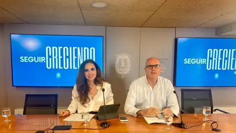 La portavoz adjunta, Ana Poquet, y el portavoz Manuel Villar, en la Junta de Gobierno de hoy La portavoz adjunta, Ana Poquet, y el portavoz Manuel Villar, en la Junta de Gobierno de hoy