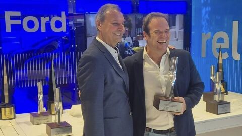 El presidente de Ford Espa&ntilde;a, Jes&uacute;s Alonso, entrega el premio al CEO de Auton&aacute;utica, Pepe P&eacute;rez.