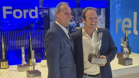 El presidente de Ford España, Jesús Alonso, entrega el premio al CEO de Autonáutica, Pepe Pérez. El presidente de Ford España, Jesús Alonso, entrega el premio al CEO de Autonáutica, Pepe Pérez.