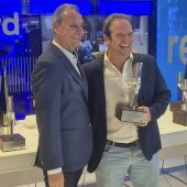 El presidente de Ford España, Jesús Alonso, entrega el premio al CEO de Autonáutica, Pepe Pérez.