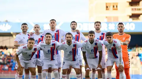Equipo titular del Eldense en Ipurúa. Equipo titular del Eldense en Ipurúa.
