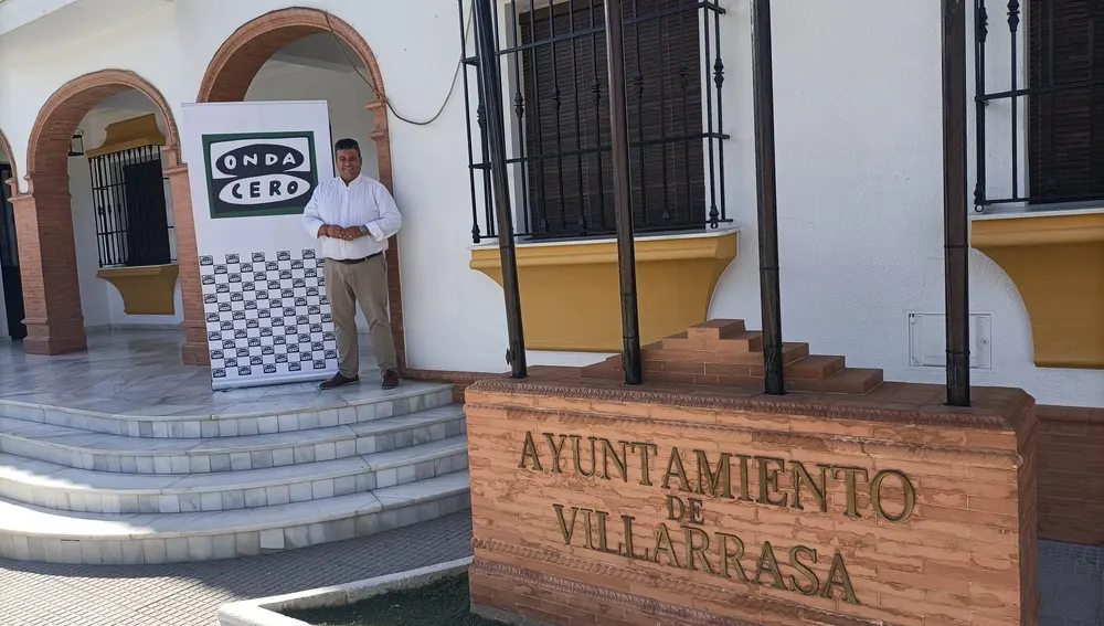 El alcalde de Villarrasa, Arturo Alpresa, a las puertas del Ayuntamiento. El alcalde de Villarrasa, Arturo Alpresa, a las puertas del Ayuntamiento.