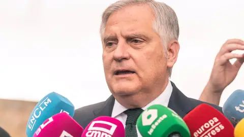 Francisco Cañizares atiende a los medios antes de entrar en el Debate del Estado de la Región. Francisco Cañizares atiende a los medios antes de entrar en el Debate del Estado de la Región.