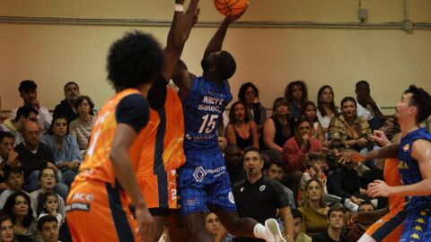 12-10 Una jugada del Mor&oacute;n-Alimerka Oviedo Baloncesto
