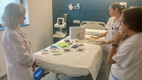 La gerente de Valdecilla, María Dolores Acón, durante la presentación de la cuna fría que ha incorporado recientemente el hospital La gerente de Valdecilla, María Dolores Acón, durante la presentación de la cuna fría que ha incorporado recientemente el hospital