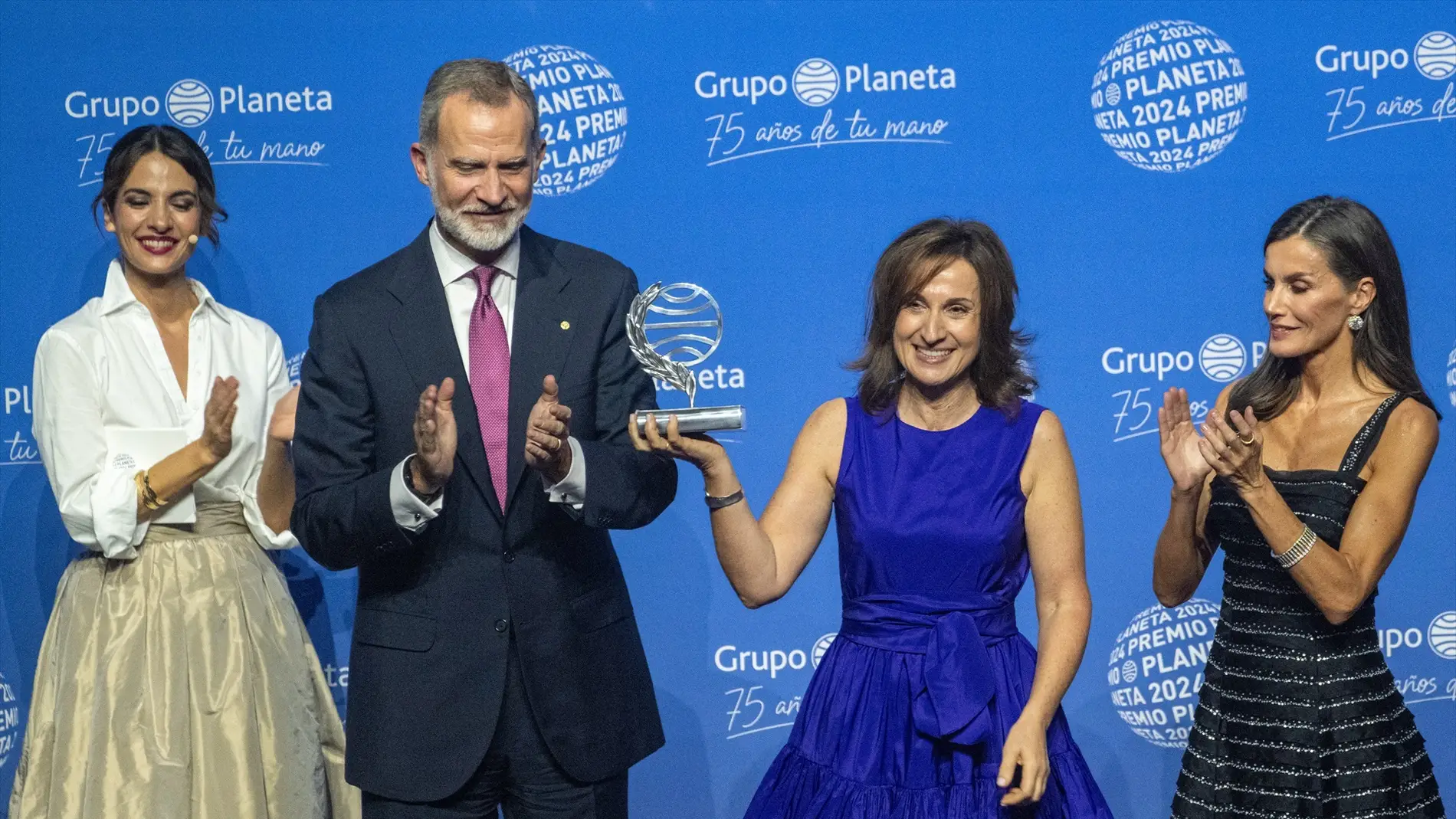 Paloma Sánchez-Garnica recoge el Premio Planeta de manos del Rey Felipe VI y la Reina Letizia Paloma Sánchez-Garnica recoge el Premio Planeta de manos del Rey Felipe VI y la Reina Letizia