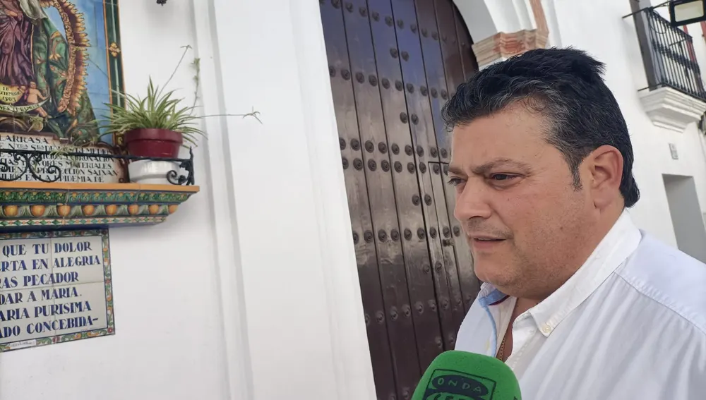 El alcalde de Villarrasa, Arturo Alpresa, durante el programa realizado desde las calles de la localidad. El alcalde de Villarrasa, Arturo Alpresa, durante el programa realizado desde las calles de la localidad.