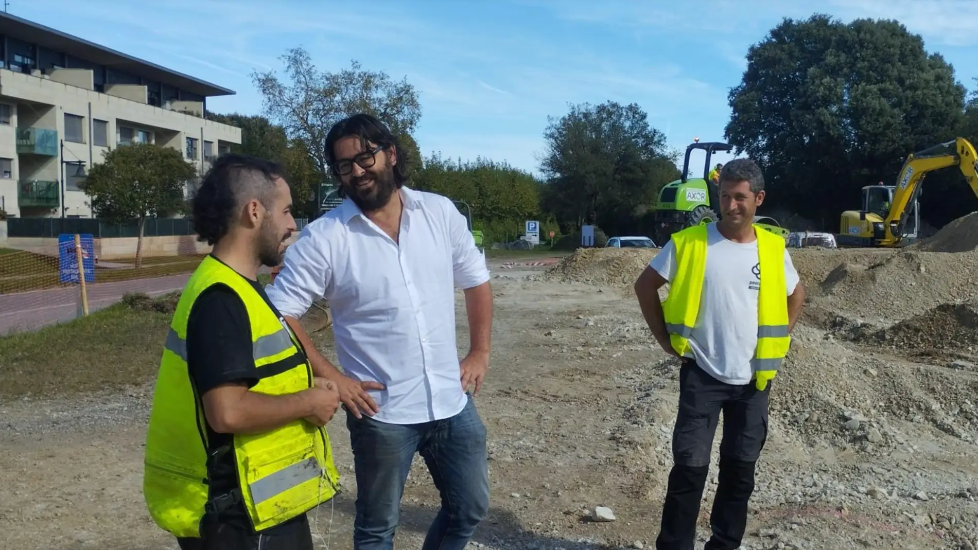 El alcalde llanisco, Enrique Riestra, durante su visita a las obras El alcalde llanisco, Enrique Riestra, durante su visita a las obras