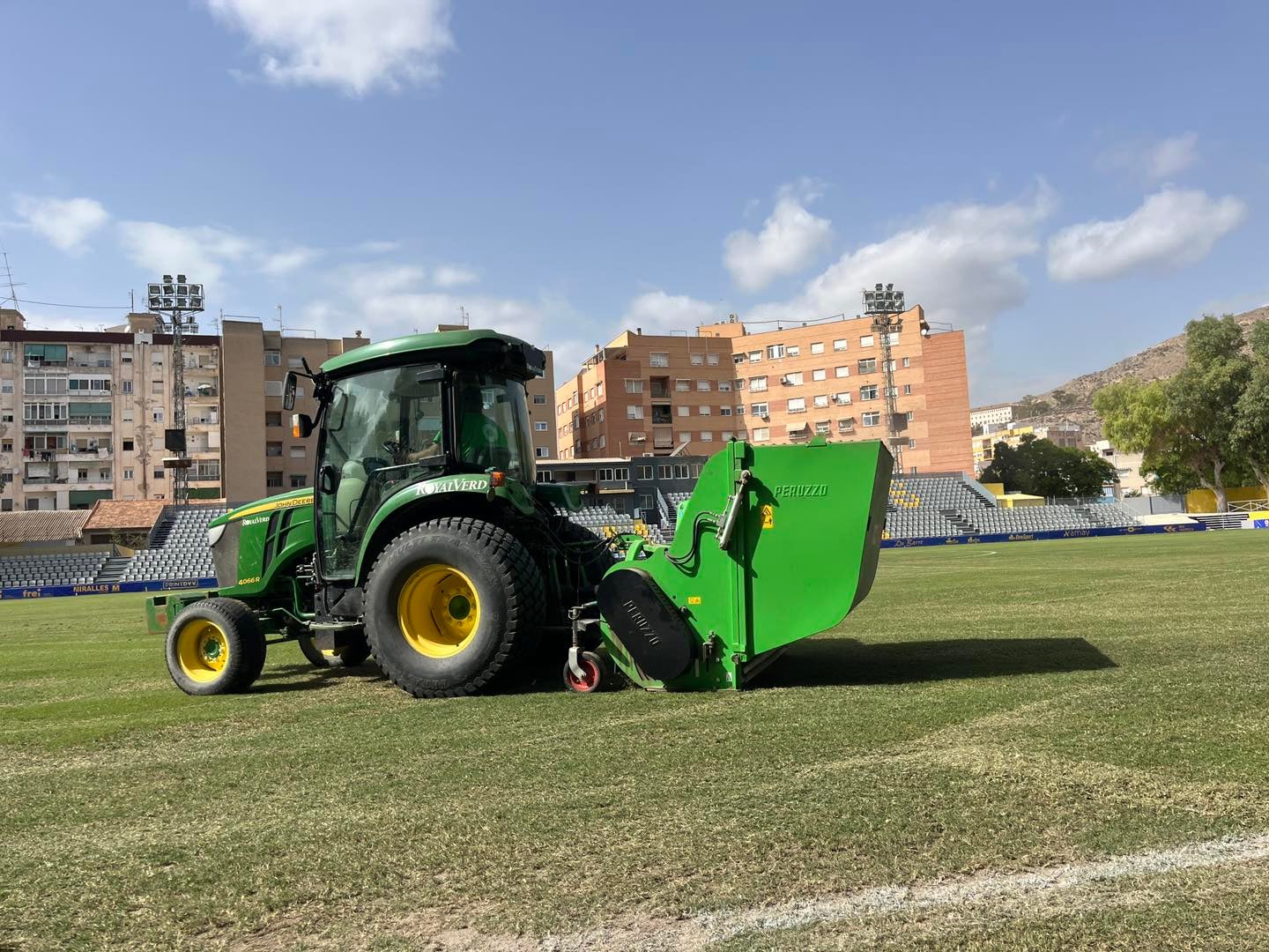 Comienza la resiembra del césped del estadio de Los Arcos de Orihuela Comienza la resiembra del césped del estadio de Los Arcos de Orihuela