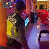 Policías en el club de alterne, en una imagen de archivo Policías en el club de alterne, en una imagen de archivo