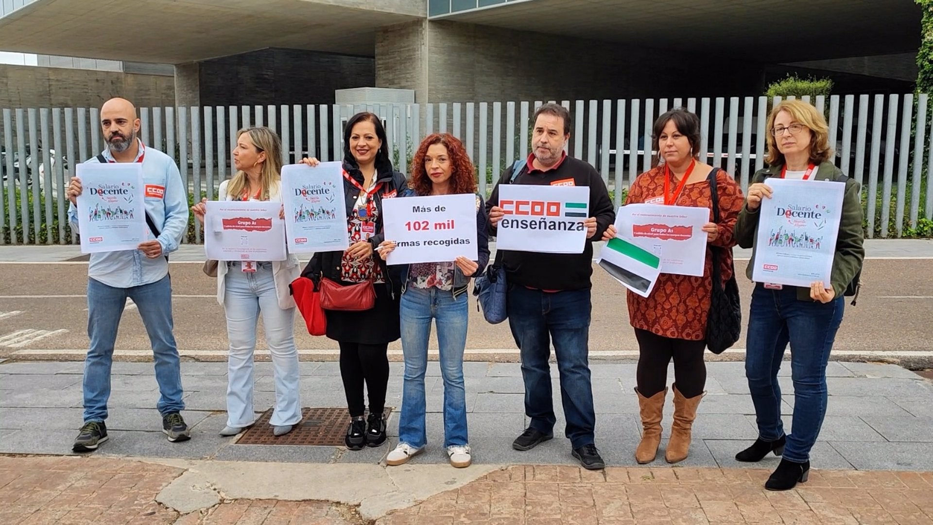 CCOO entrega más de 100.000 firmas a la Junta para elevar a Educación la reclamación de subida del nivel funcionarial para maestros CCOO entrega más de 100.000 firmas a la Junta para elevar a Educación la reclamación de subida del nivel funcionarial para maestros