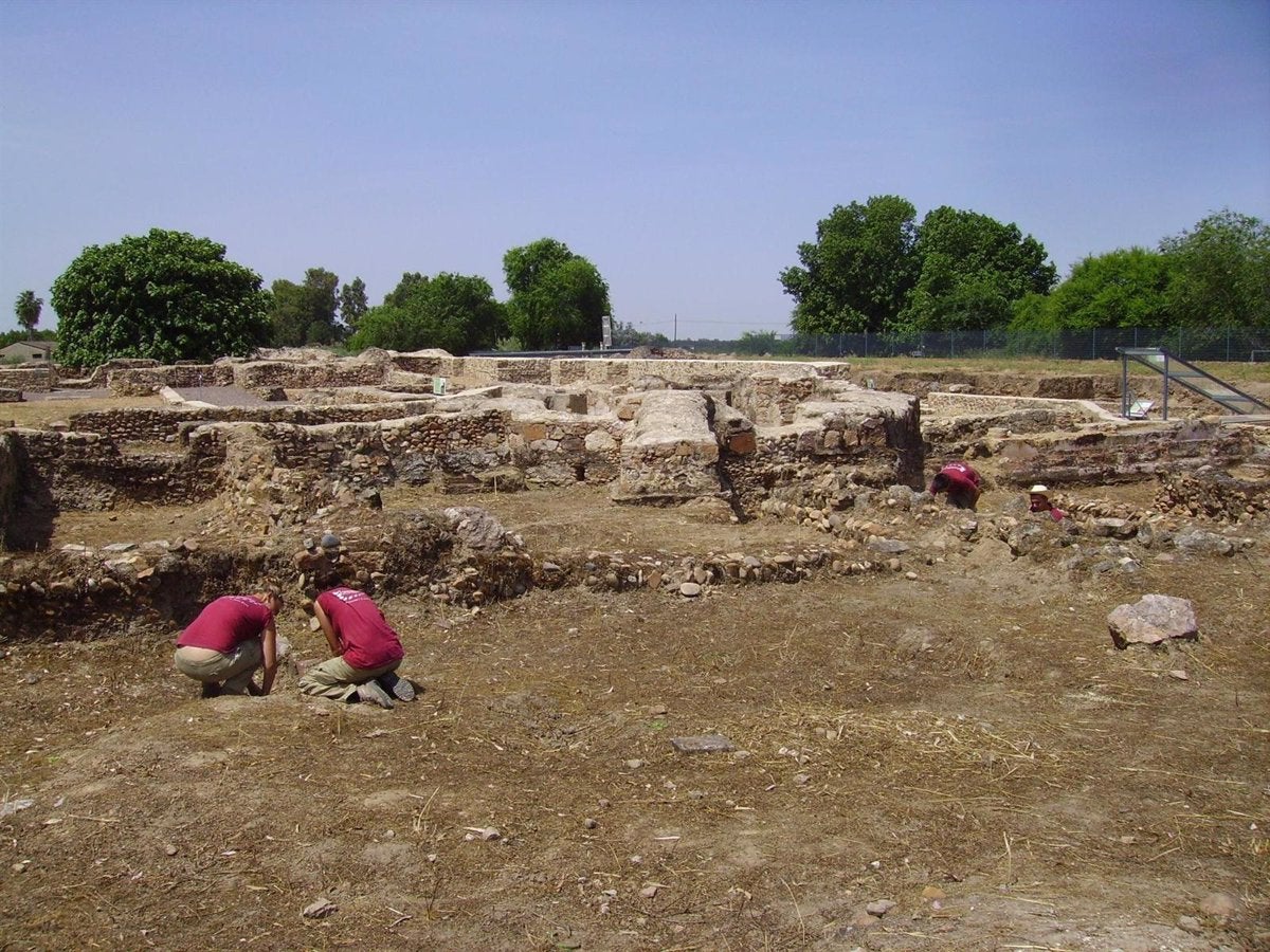 La Junta invierte medio millón de euros para mejorar la accesibilidad física y cognitiva del Yacimiento Torre Águila La Junta invierte medio millón de euros para mejorar la accesibilidad física y cognitiva del Yacimiento Torre Águila