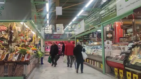 Mercado de alimentos con gente comprando productos Mercado de alimentos con gente comprando productos