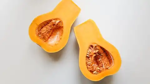 Qué hacer con calabaza: 5 recetas saludables para comer o cenar Calabaza cortada en dos