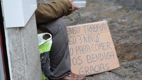 Persona pidiendo ayuda en la calle Persona pidiendo ayuda en la calle