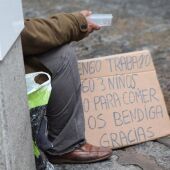 Persona pidiendo ayuda en la calle