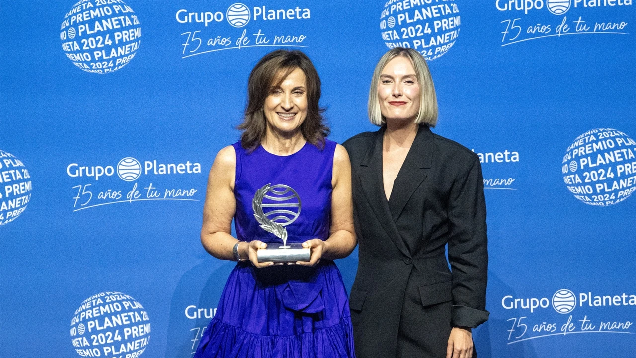 Beatriz Serrano junto a Paloma Sánchez-Garnica, finalista y ganadora del Premio Planeta 2024