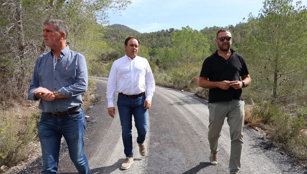 El alcalde de Finestrat comprueba la ejecución de los trabajos en el nuevo camino El alcalde de Finestrat comprueba la ejecución de los trabajos en el nuevo camino