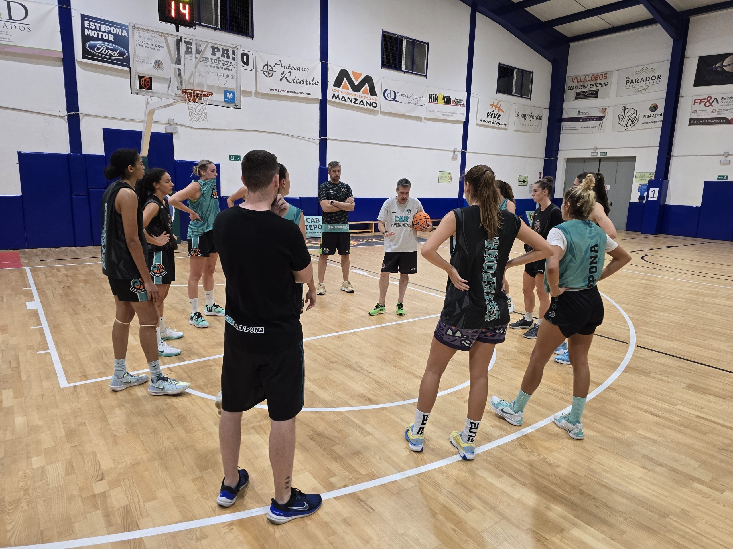 Francis Tomé: "Hemos podido entrenar por primera vez con todas las jugadoras esta semana" Francis Tomé: "Hemos podido entrenar por primera vez con todas las jugadoras esta semana"