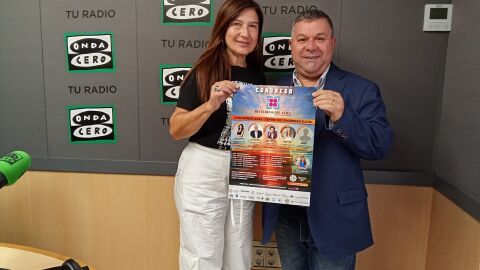 Luis Pulido, presidente de la Fundaci&oacute;n Dharma, con el cartel del Congreso 'Recuerdos del alma'